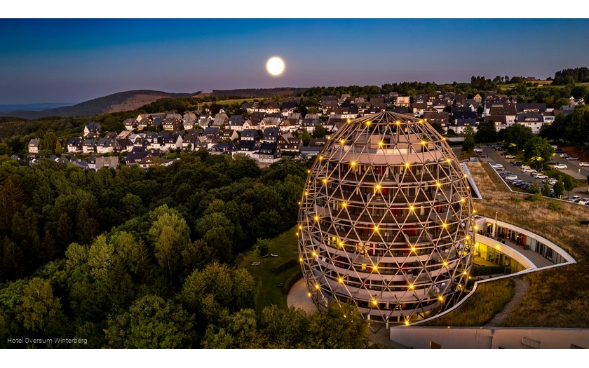 Außenansicht Rothaarsteig Qualitätsbetrieb Hotel Oversum Winterberg bei Nacht