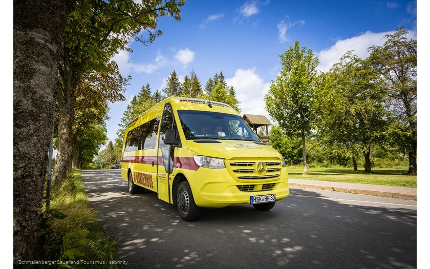 Der gelbe Wanderbus Schmallenberger Sauerland in Schanze am Rothaarsteig