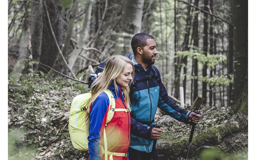 Wanderer mit Tatonka-Ausrüstung im Wald