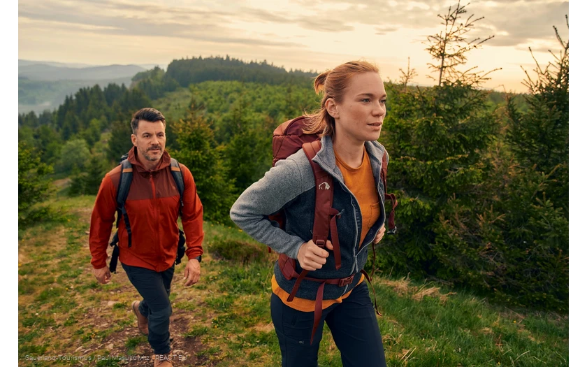 Wanderndes Pärchen erklimmt den Clemensberg