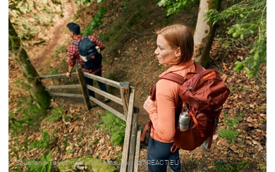Zwei Wandernde auf einem Pfad im Wald