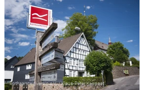 Wegweiser mit Rothaarsteig-Schild Wegweiser mit Rothaarsteig-Schild