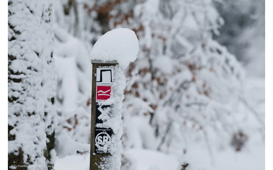 Verschneites Wegezeichen am Rothaarsteig