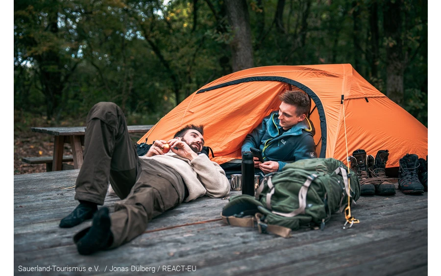 Zwei Wanderer auf einem Trekkingplatz