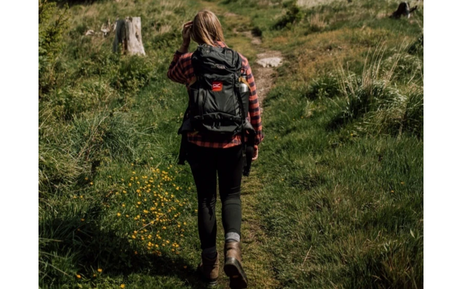 Frau wandert auf dem Rothaarsteig