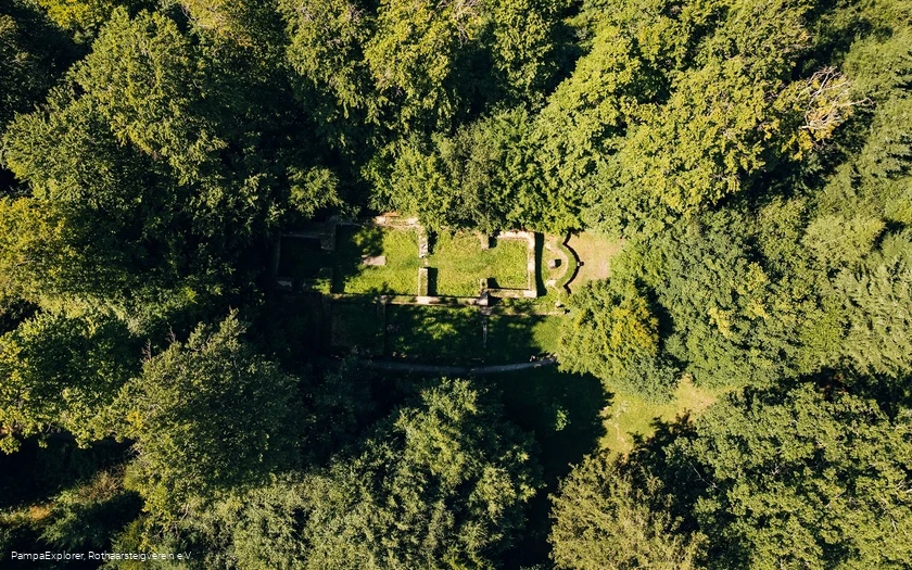 Drohnenaufnahme von Borbergs Kirchhof bei Brilon am Rothaarsteig