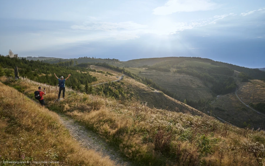 Wanderer im Höhenrausch am Rothaarsteig