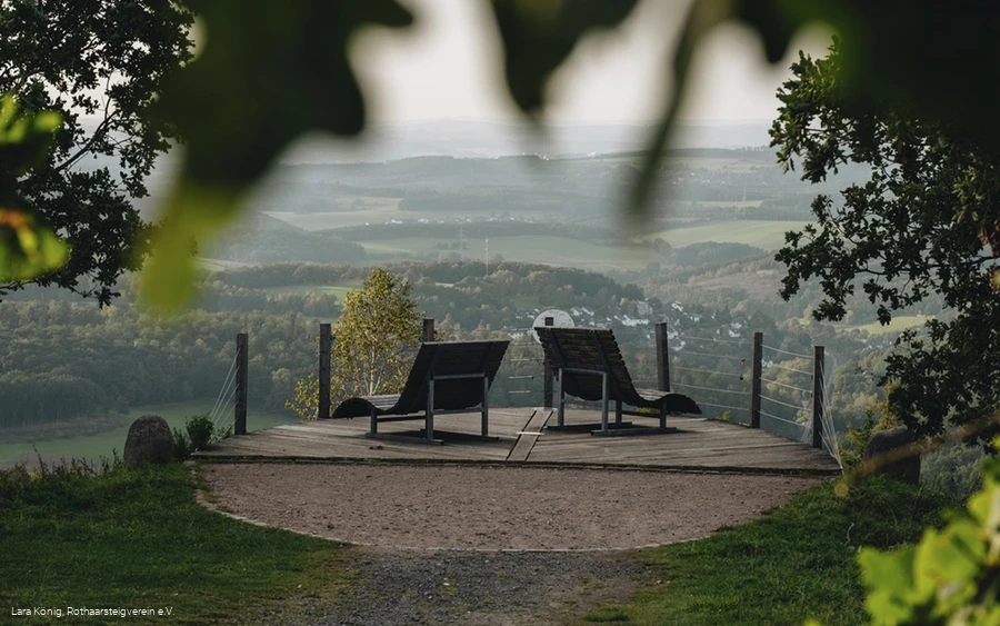 Zwei Waldsofas auf der Aussichtsplattform auf der Tiefenrother Höhe am Rothaarsteig