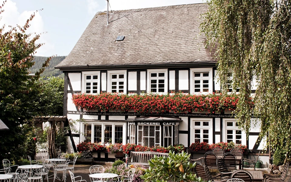 Außenansicht Cafe Heimes Saalhausen Rothaarsteig Qualitätsbetrieb