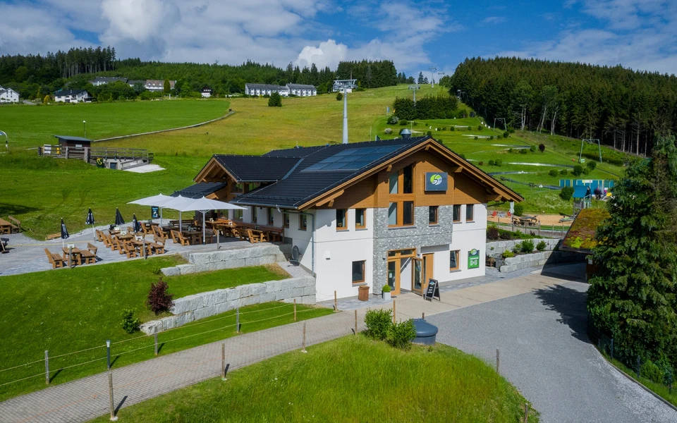 Einkehrschwung- Die Ski- und Rodelhütte (c) Sommerrodelbahn Willingen - Kopie.jpg