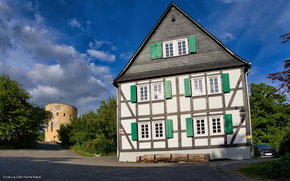 Ginsburg Café mit Ginsburg im Hintergrund