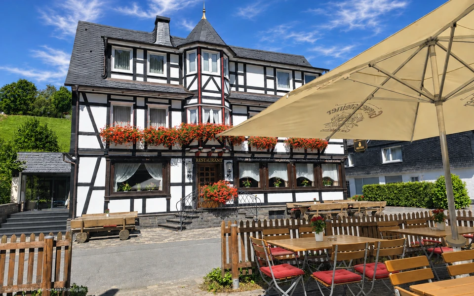 Buitenzicht met terras van Landgasthof Hotel Hanses-Bräutigam