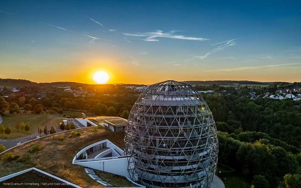 Außenansicht Hotel Oversum Winterberg im Sonnenuntergang
