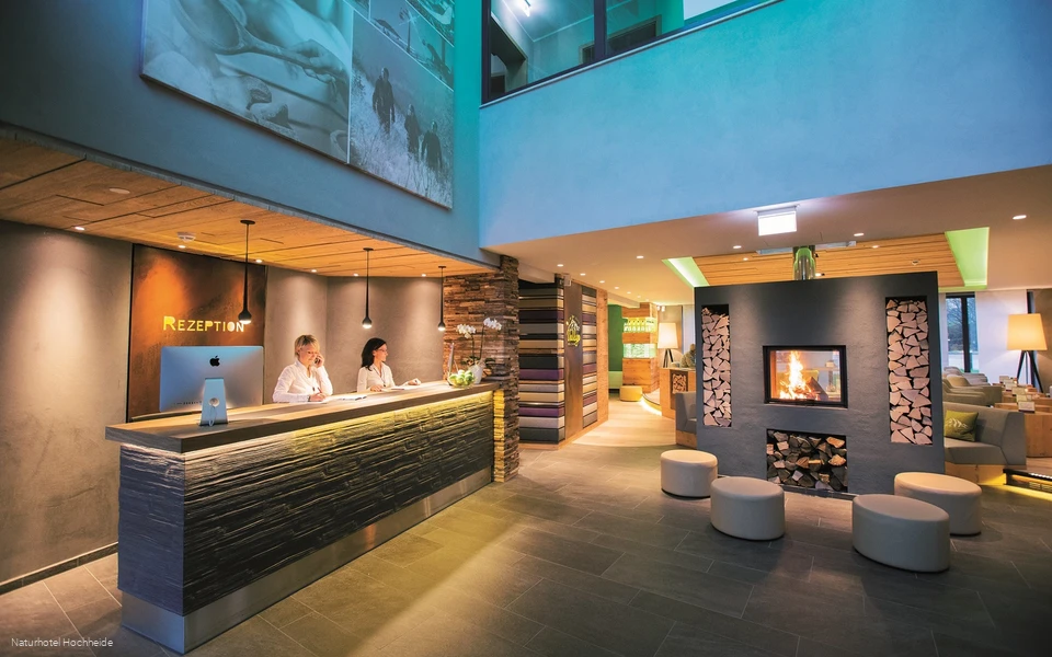 Naturhotel Hochheide Willingen Eingangsbereich Rezeption Lobby Rothaarsteig Qualitätsbetrieb