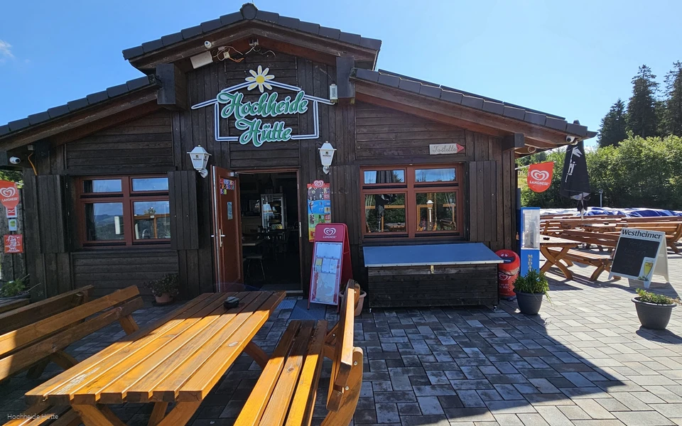 Außenansicht der Hochheide Hütte im Sonnenschein