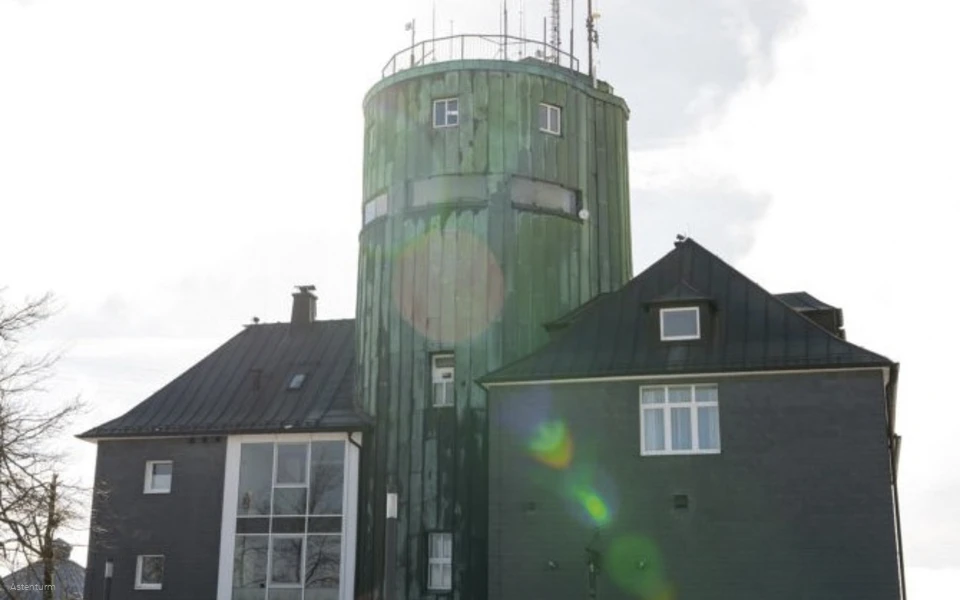 Seitenansicht von Hotel & Restaurant Astenturm auf dem Kahler Asten Winterberg