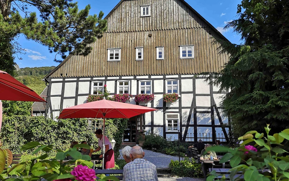 Rosenbogen Heidrich Biergarten Rothaarsteig Qualitätsbetrieb, Gutshof Schloss Bruchhausen