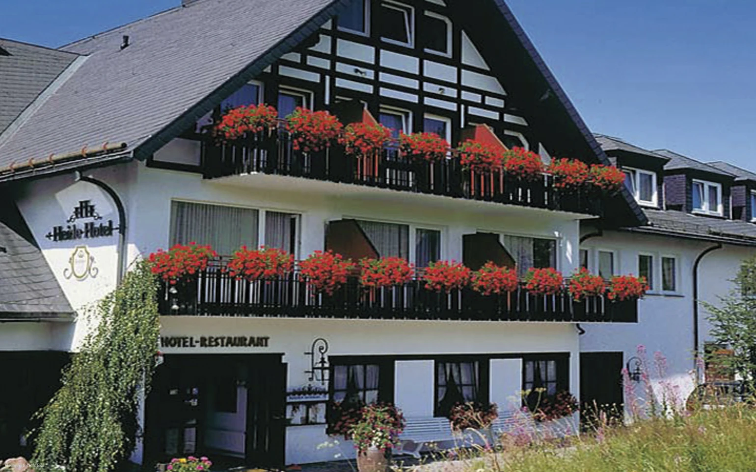 Heidehotel Hildfeld Außenansicht Balkone mit Blumenkästen