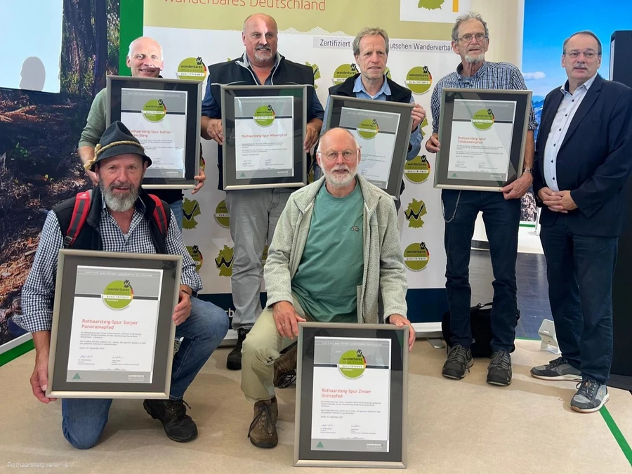 Urkundenverleihung Qualit&auml;tswege Wanderbares Deutschland auf dem Caravan Salon 2025