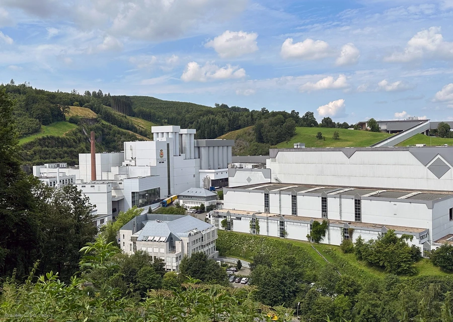 Luftaufnahme Brauerei C. & A. Veltins in der Sauerl&auml;nder Landschaft