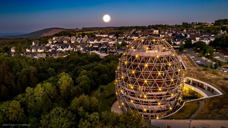 Außenansicht Rothaarsteig Qualitätsbetrieb Hotel Oversum Winterberg bei Nacht