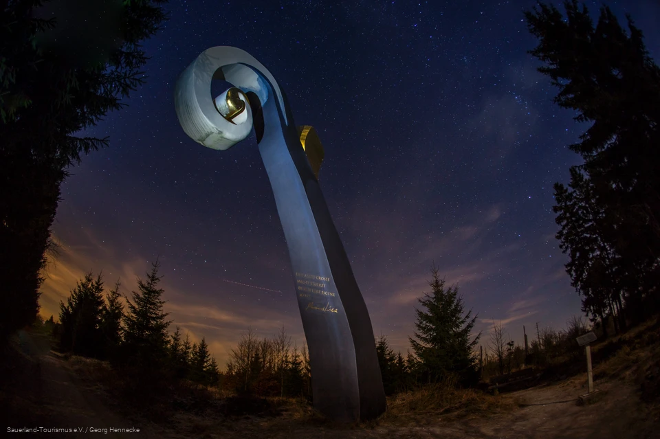 Skulptur "Der Krummstab" am WaldSkulpturenWeg