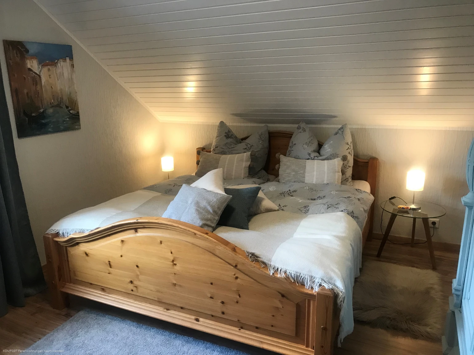 KOMFORT Ferienwohnungen HAUS Westfeld.jpg Schlafzimmer KOMFORT Ferienwohnungen HAUS Westfeld